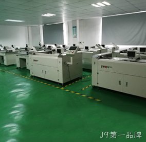 自动钻孔机